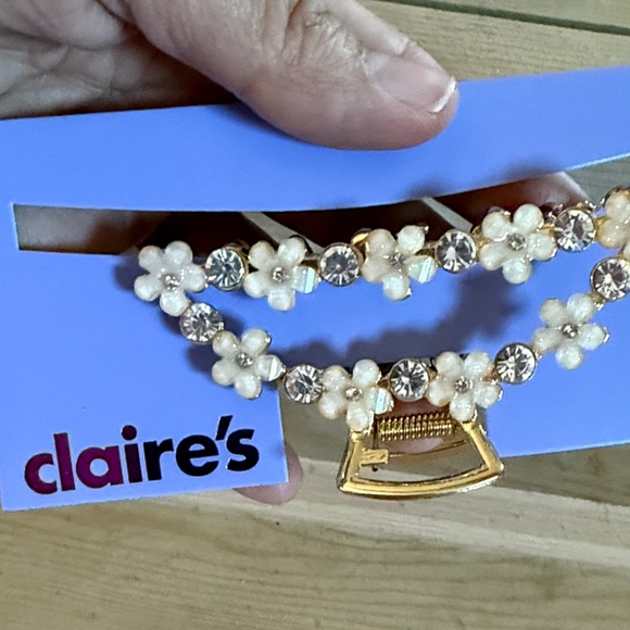 Claire's Gold Floral Rhinestone Hair Clip - Picture 3 of 3